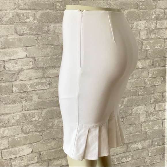 SOLD | 🔥SALE🔥 Guess by Marciano Ruffled White Pencil Skirt - Picture 3 of 16